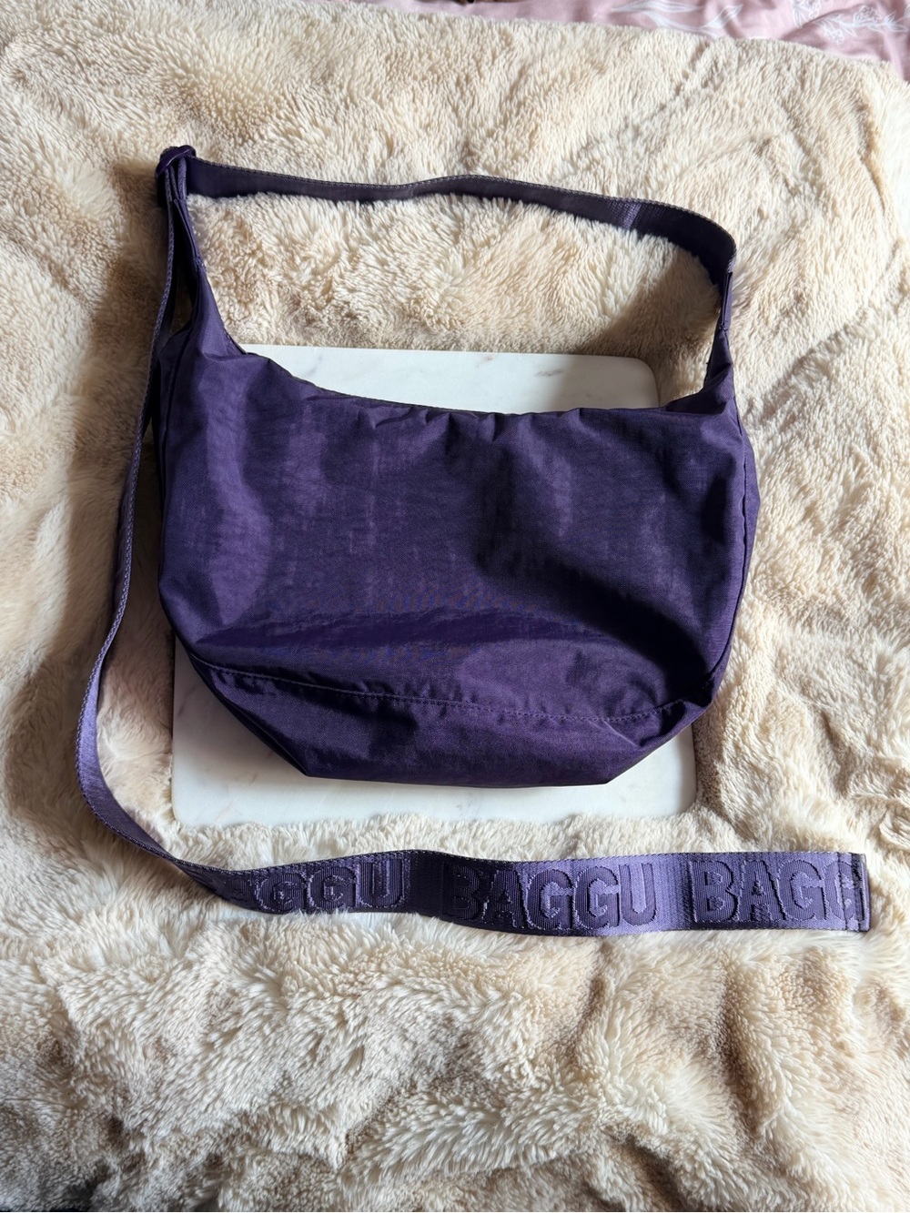 BAGGU Medium Crescent Bag in Fig